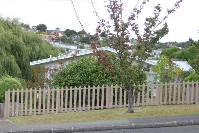 Photo of property in 42 Totaravale Drive, Totara Vale, Auckland, 0629