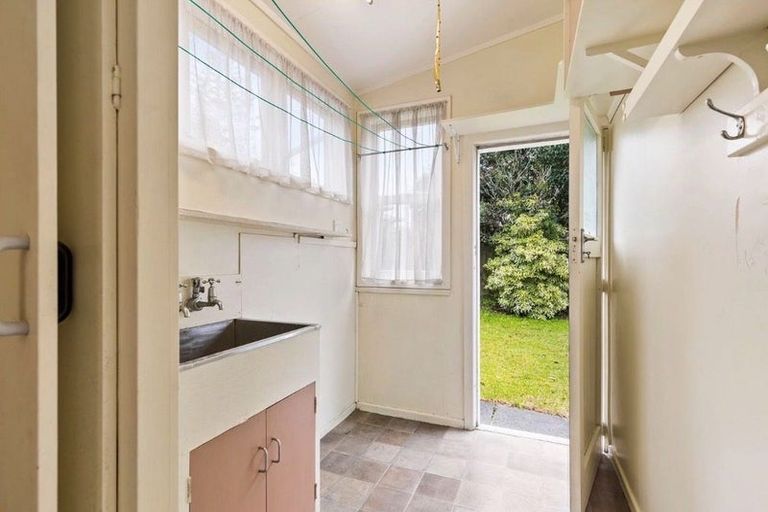 Photo of property in 128 Archibald Road, Kelston, Auckland, 0602