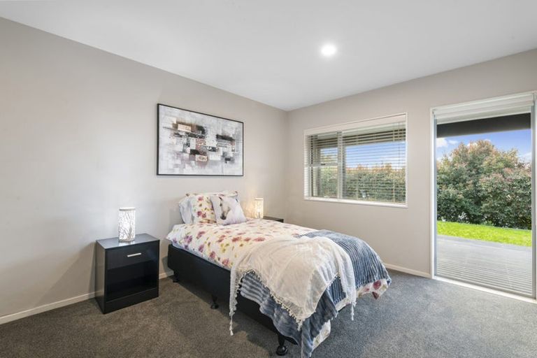 Photo of property in 8 Oak View Terrace, Schnapper Rock, Auckland, 0632