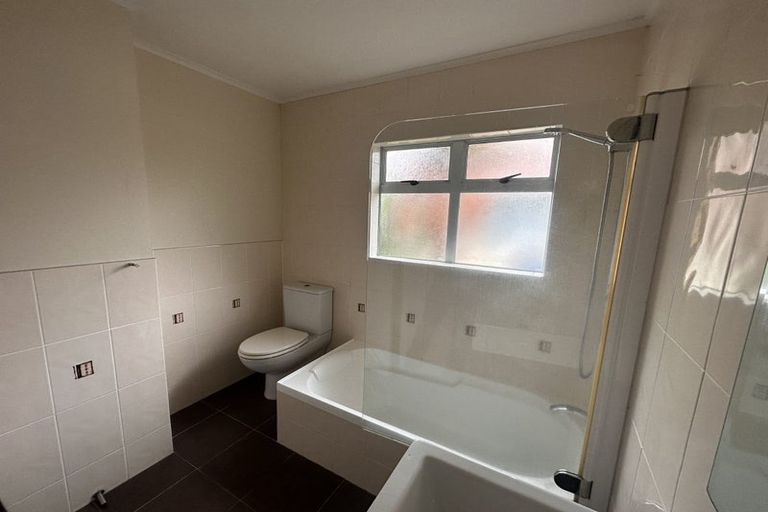 Photo of property in 13 Yeovil Road, Te Atatu Peninsula, Auckland, 0610