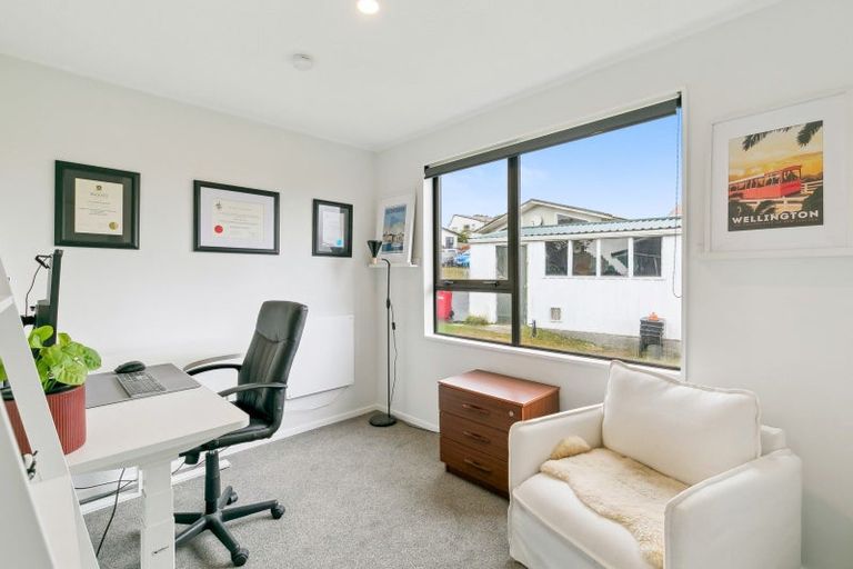 Photo of property in 11 Mandeville Crescent, Grenada Village, Wellington, 6037