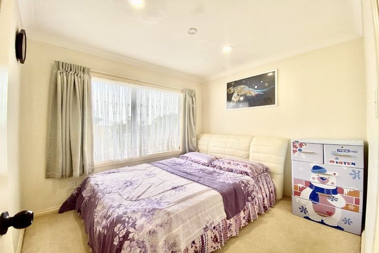 Photo of property in 16 Glenveagh Park Drive, Weymouth, Auckland, 2103
