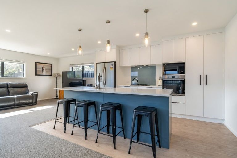 Photo of property in 3 Thornbury Lane, Timberlea, Upper Hutt, 5018