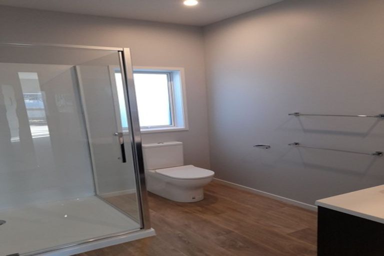 Photo of property in 1 Madden Avenue, Kumeu, 0810