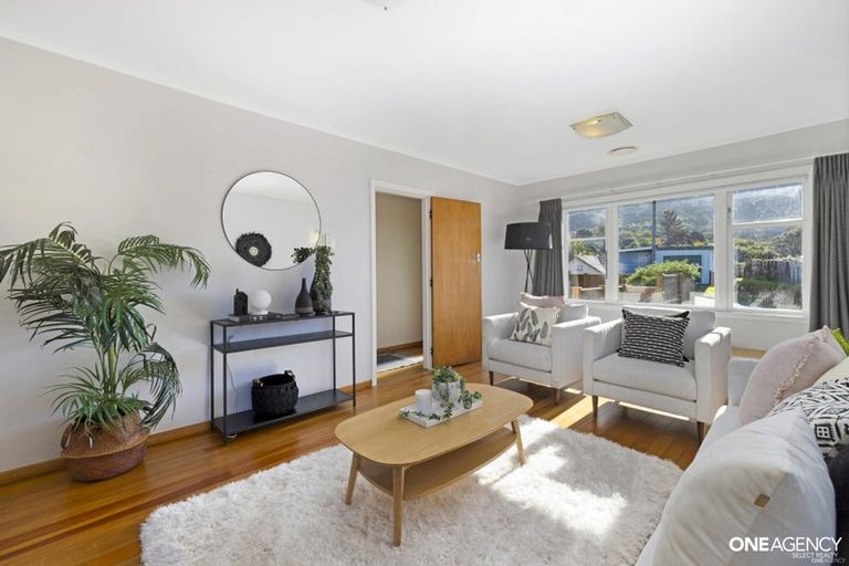 Photo of property in 9 Woodstock Terrace, Tawa, Wellington, 5028
