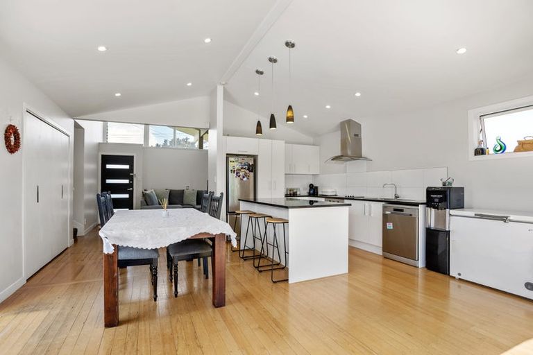 Photo of property in 18 Farnborough Crescent, Mangere, Auckland, 2022