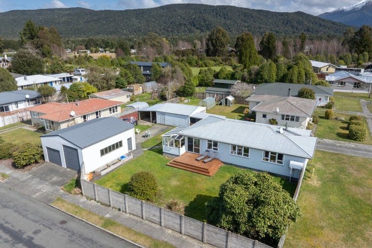 Photo of property in 35 Mararoa Drive, Manapouri, 9679