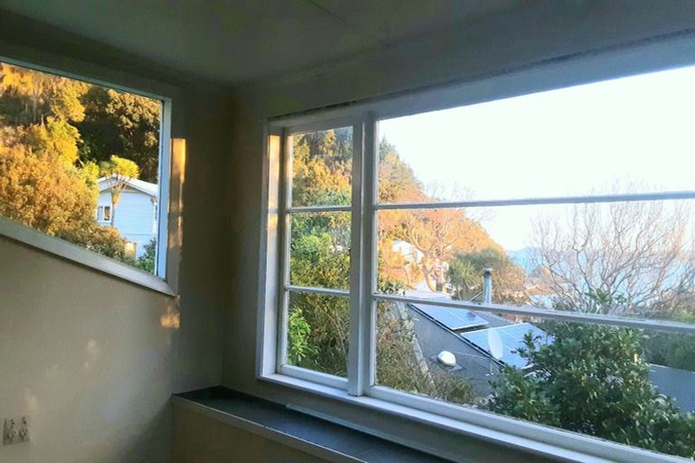 Photo of property in 10 Taungata Road, York Bay, Lower Hutt, 5013