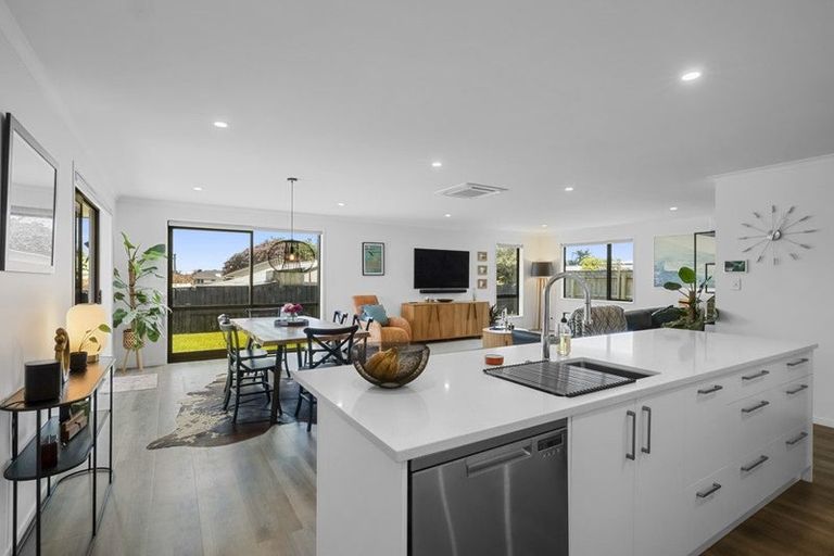 Photo of property in 18 Piharau Crescent, Hurdon, New Plymouth, 4310