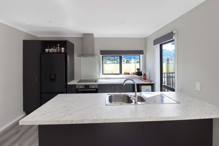 Photo of property in 32 Harry Martin Lane, Wainuiomata, Lower Hutt, 5014