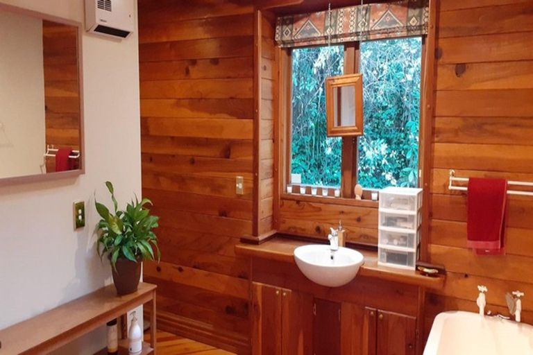 Photo of property in 4 Grenville Terrace, Moana, Nelson, 7011