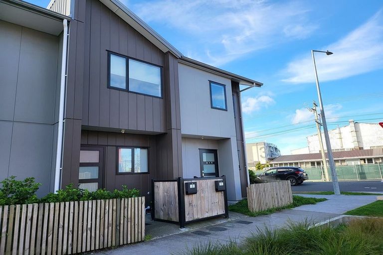 Photo of property in 1 Eileen Newey Place, Henderson, Auckland, 0612