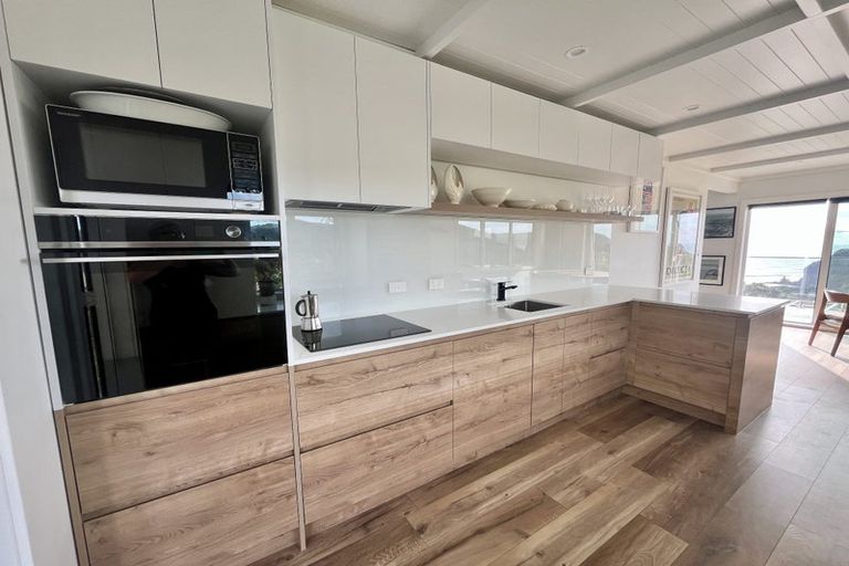 Photo of property in 15 Piha Road, Piha, New Lynn, 0772