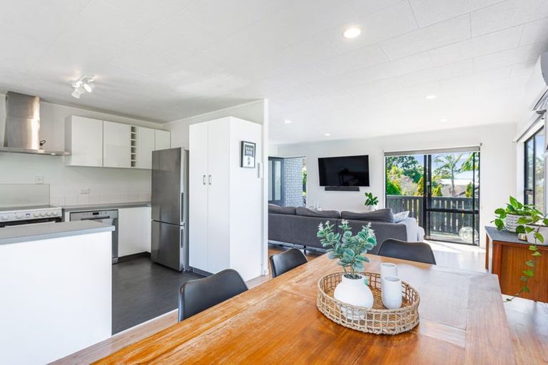Photo of property in 10 Amery Place, West Harbour, Auckland, 0618