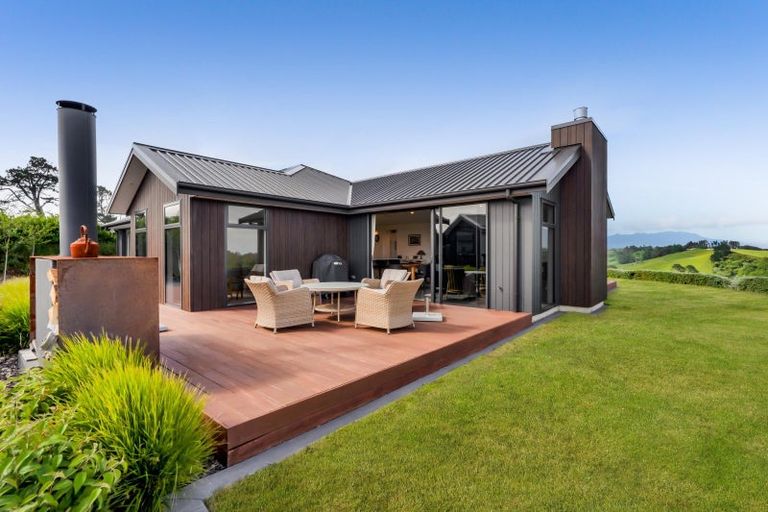 Photo of property in 956 Richmond Road, Lepperton, New Plymouth, 4373