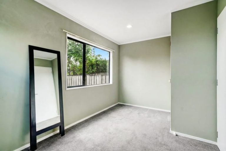 Photo of property in 2/28 Pahi Place, West Harbour, Auckland, 0618