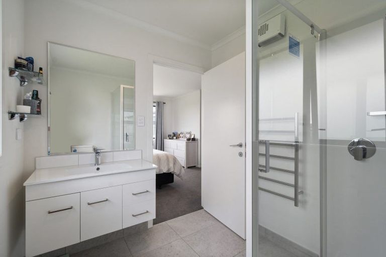 Photo of property in 21 Sardinia Grove, Fitzherbert, Palmerston North, 4410