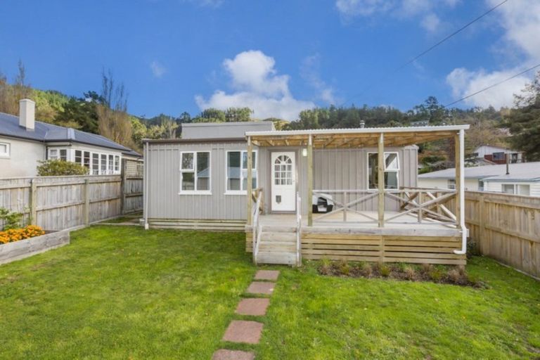 Photo of property in 64 Pinehaven Road, Pinehaven, Upper Hutt, 5019