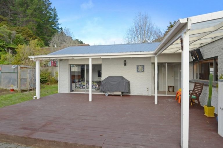 Photo of property in 5 Elmslie Road, Pinehaven, Upper Hutt, 5019
