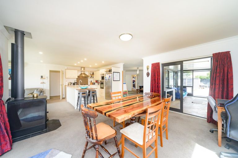 Photo of property in 16 Sorrento Place, Kelvin Grove, Palmerston North, 4414