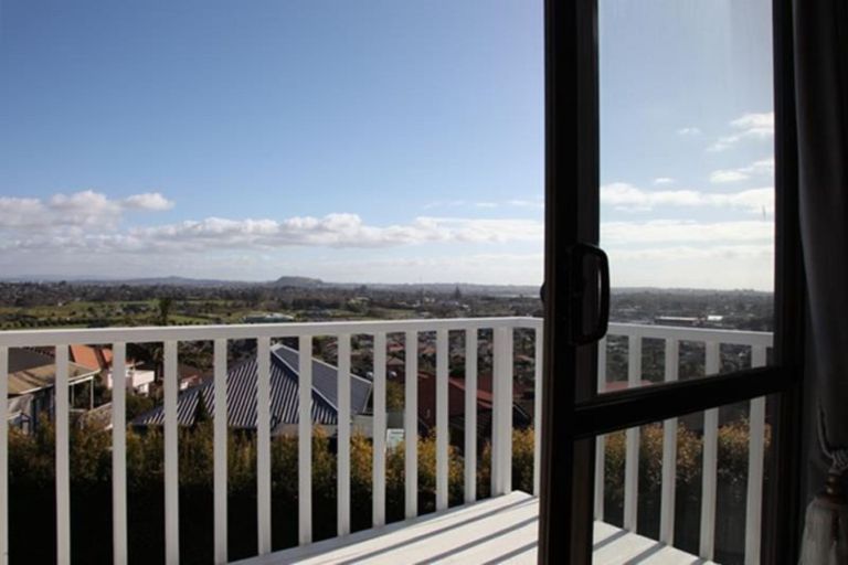 Photo of property in 17 Pitlochry Place, Highland Park, Auckland, 2010