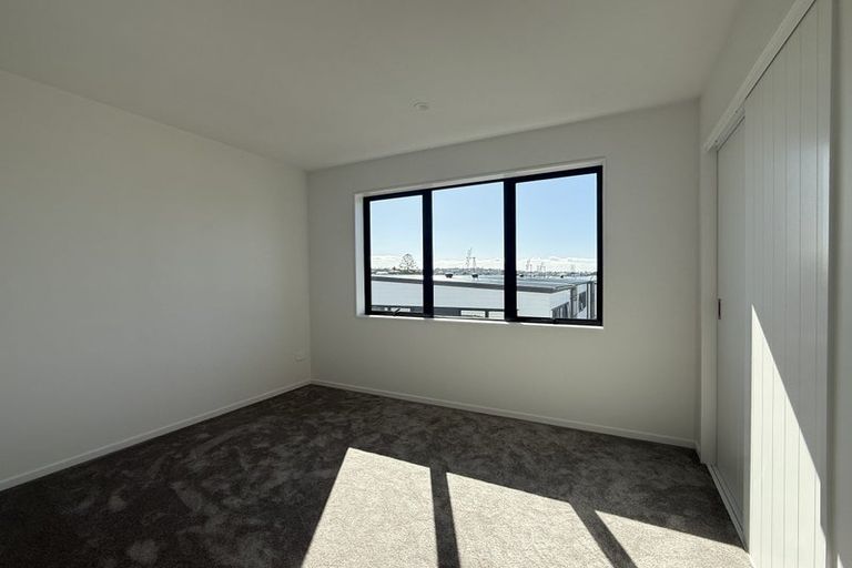 Photo of property in 33b Garadice Road, Rothesay Bay, Auckland, 0630