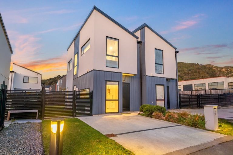 Photo of property in 5 Gloaming Lane, Wallaceville, Upper Hutt, 5018