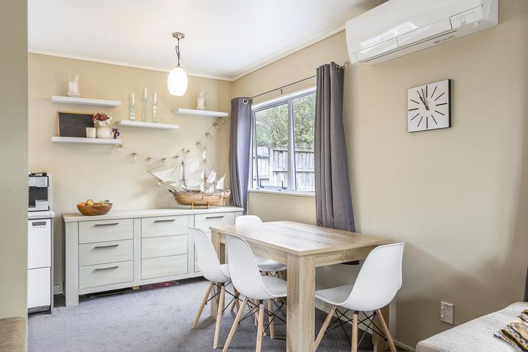 Photo of property in 2/39 Fairmount Road, Titirangi, Auckland, 0604