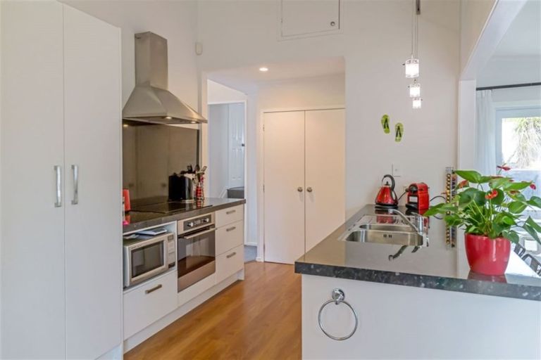 Photo of property in 2/31 Oteha Valley Road, Northcross, Auckland, 0632