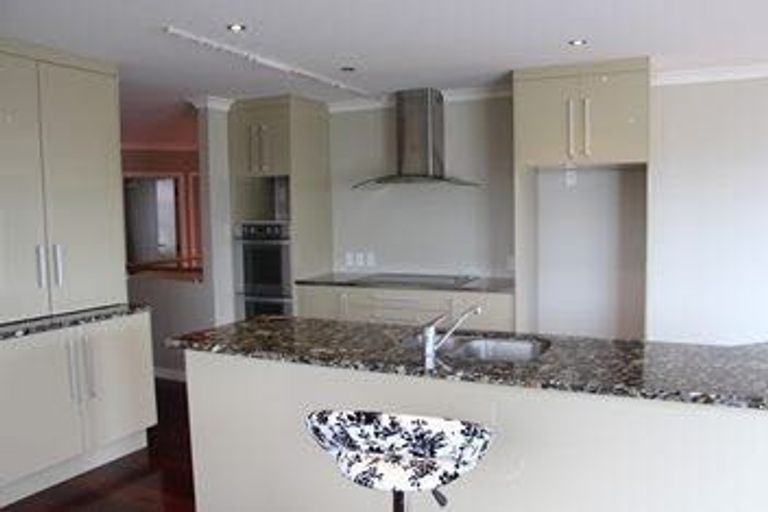 Photo of property in 583 Glenfield Road, Totara Vale, Auckland, 0629