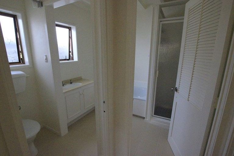 Photo of property in 1/5 Elderwood Lane, Belmont, Auckland, 0622