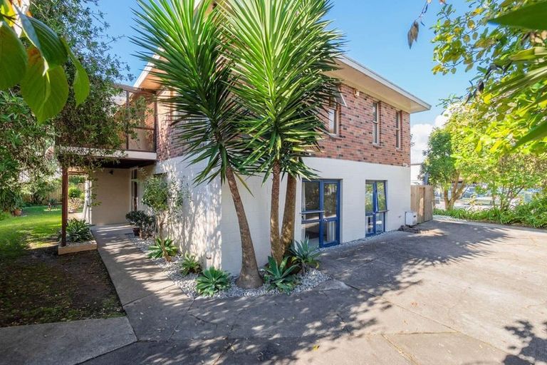 Photo of property in 40 Akoranga Drive, Northcote, Auckland, 0627