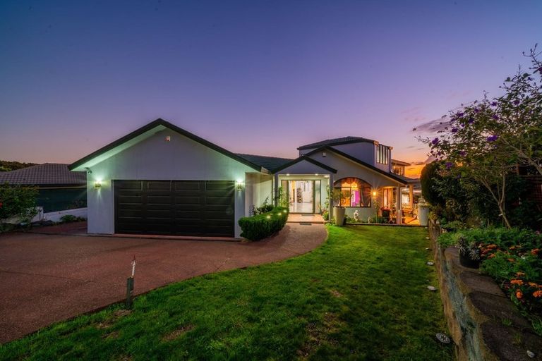 Photo of property in 39 Ribbonwood Crescent, Goodwood Heights, Auckland, 2105