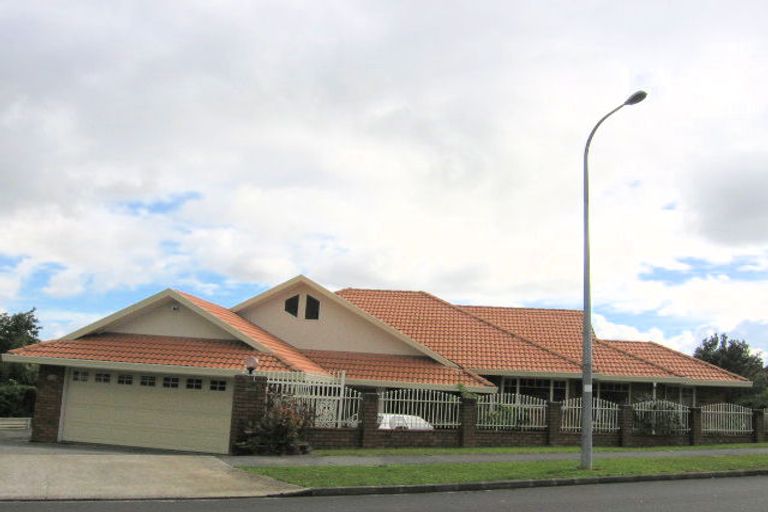 Photo of property in 1 Ribbonwood Crescent, Goodwood Heights, Auckland, 2105