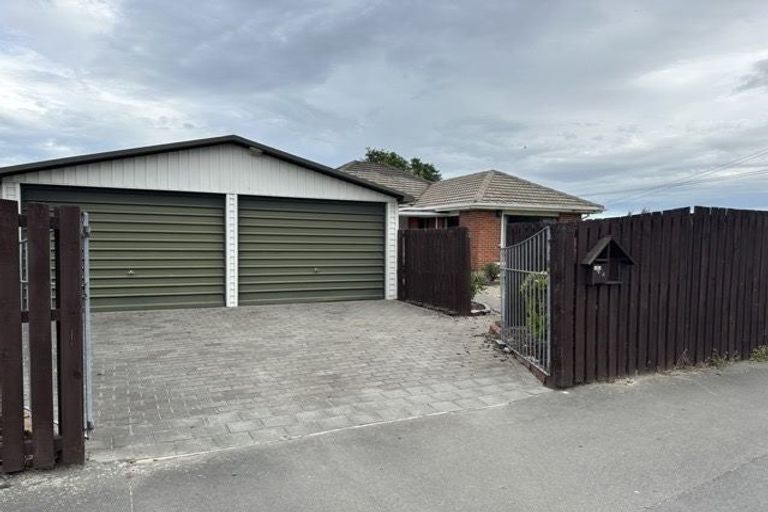 Photo of property in 32 Avonhead Road, Avonhead, Christchurch, 8042