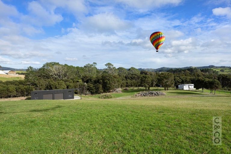 Photo of property in 22 Houkura Place, Taupaki, Henderson, 0782