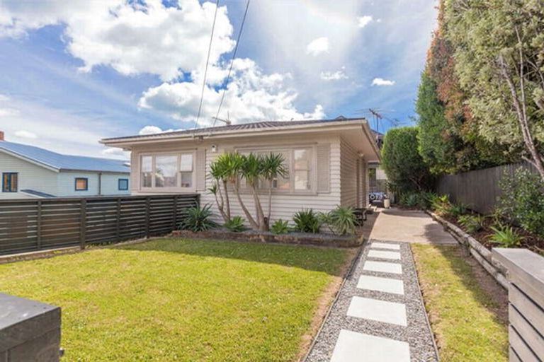 Photo of property in 1/80 Clovelly Road, Bucklands Beach, Auckland, 2012