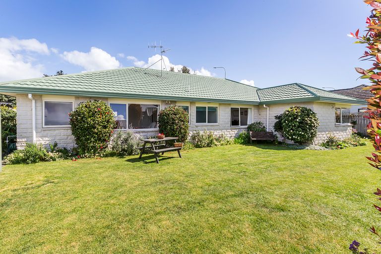 Photo of property in 69 Guildford Drive, Paraparaumu, 5032