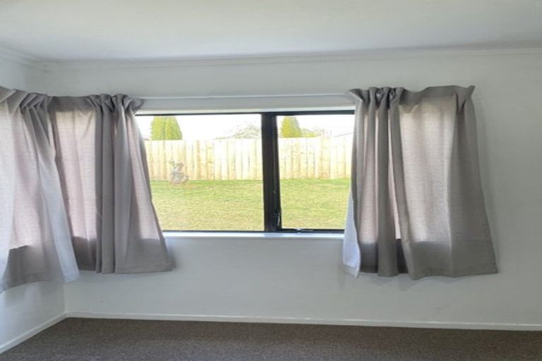 Photo of property in 58 Aviemore Drive, Highland Park, Auckland, 2010