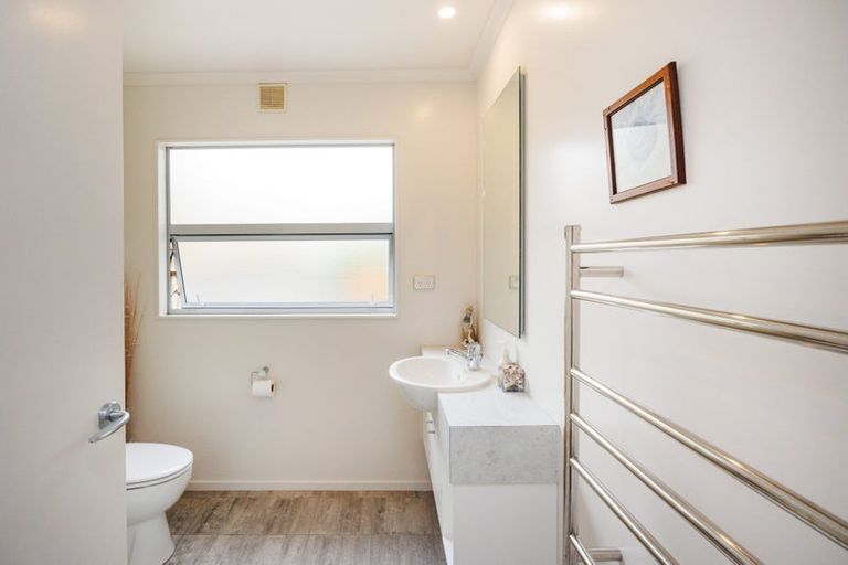 Photo of property in 6 The Oaks, Awapuni, Palmerston North, 4412