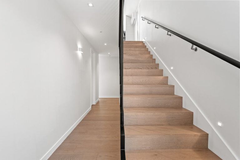 Photo of property in 2 Eichardt Place, Jacks Point, 9371