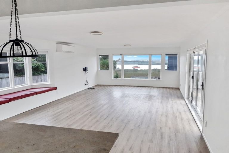 Photo of property in 110 Tiroroa Avenue, Te Atatu South, Auckland, 0610