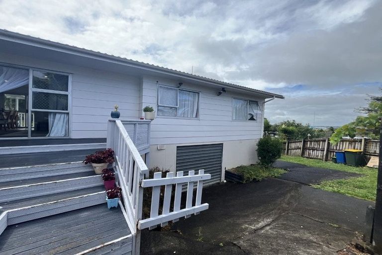Photo of property in 27 Cedar Heights Avenue, Massey, Auckland, 0614