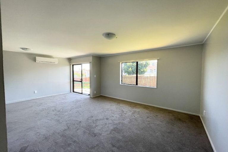 Photo of property in 2/14 Hatherley Place, Clendon Park, Auckland, 2103
