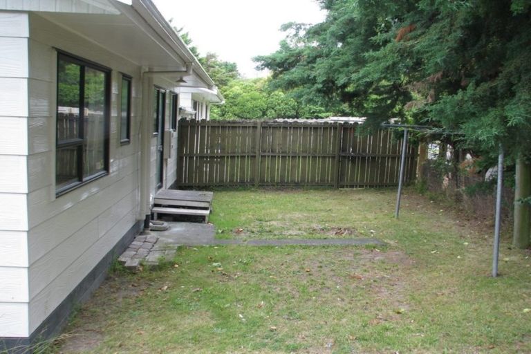 Photo of property in 2/110 Edmonton Road, Henderson, Auckland, 0612