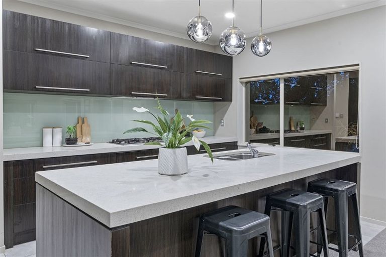 Photo of property in 12 Lakeridge Close, Northcross, Auckland, 0632