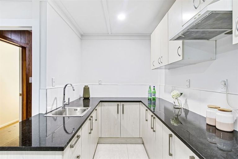 Photo of property in 7 Glen Vista Place, Bayview, Auckland, 0629