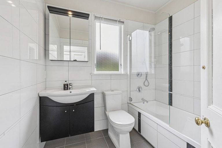 Photo of property in 9 West Road, Northland, Wellington, 6012