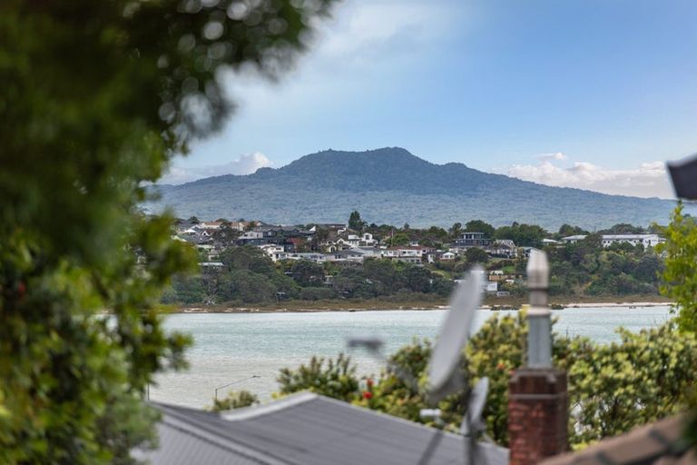 Photo of property in 1/95 Sylvan Avenue, Northcote, Auckland, 0627