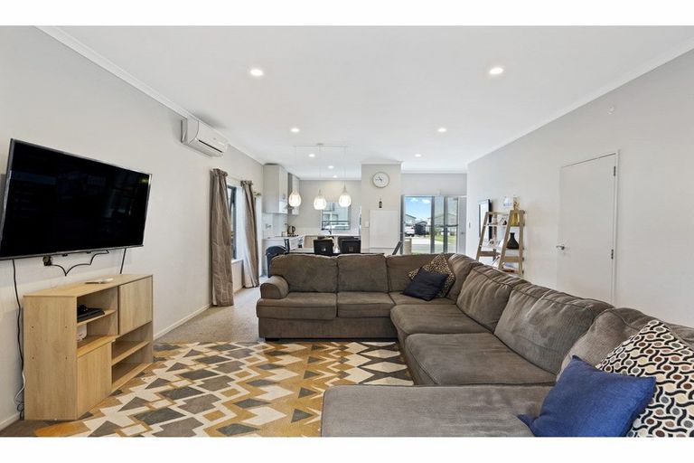 Photo of property in 22 Taiaapure Street, Weymouth, Auckland, 2103